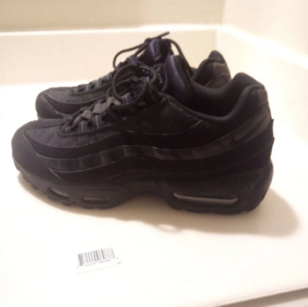 Nike air maxes all black